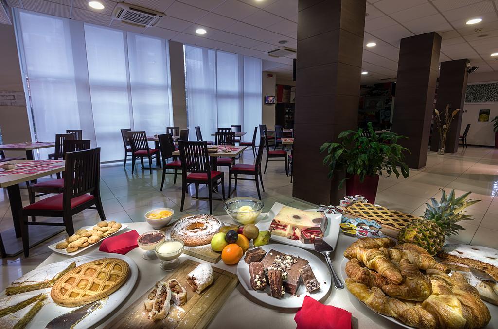 Hotel Capital Ровіго Екстер'єр фото